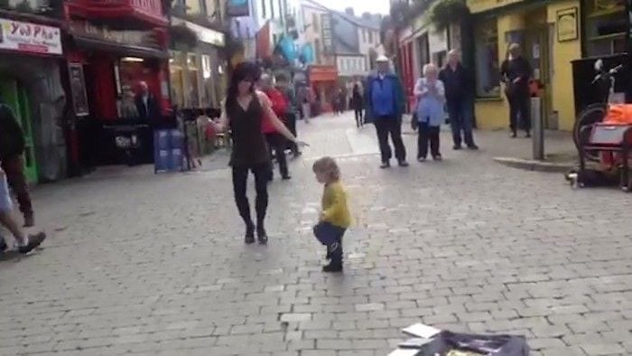 bailarina nino imitando