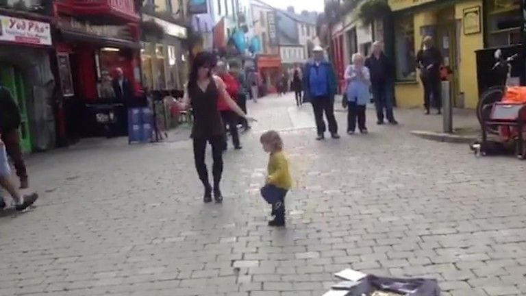 Un bailarina estaba actuando en la calle cuando se le unió alguien muy especial