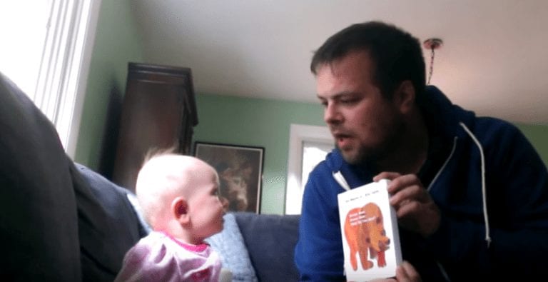 Cada vez que su padre le lee su cuento preferido, esta bebé hace algo que te encantará