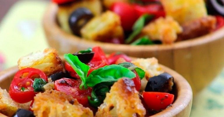 Aprende a preparar bruschettas italianas de tomate con una presentación muy original
