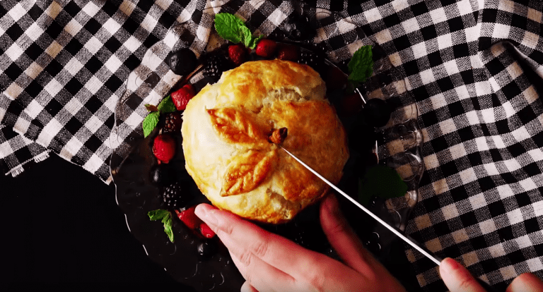 Descubre cómo hacer este original postre de hojaldre con forma de manzana