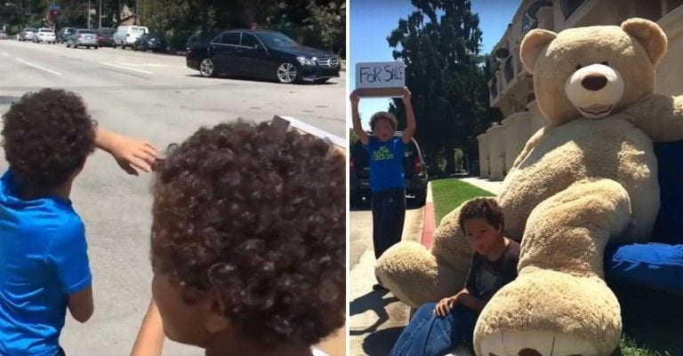 Dos niños intentan vender un oso de peluche en plena calle y se lo compra Angelina Jolie