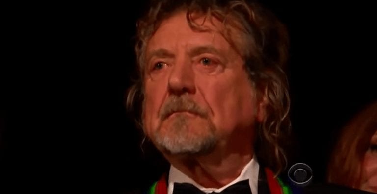 Hace años escribió una canción mítica y ahora no puede contener las lágrimas con esta versión