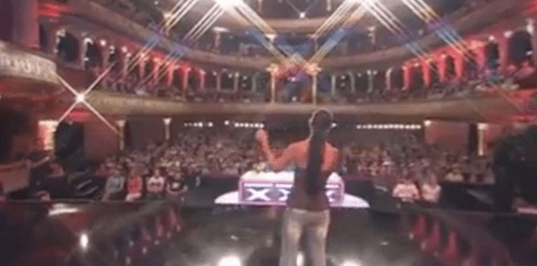 Cuando oigas la voz que tiene esta joven no podrás dejar de preguntarte por qué no es famosa