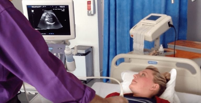 Un médico le da la vuelta a un bebé mal colocado dentro del vientre de su madre