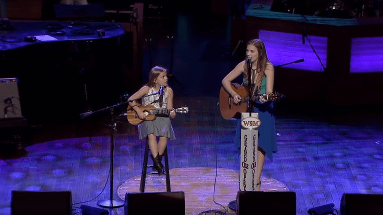 Dos hermanas suben al escenario y hacen un homenaje inolvidable al gran Johnny Cash
