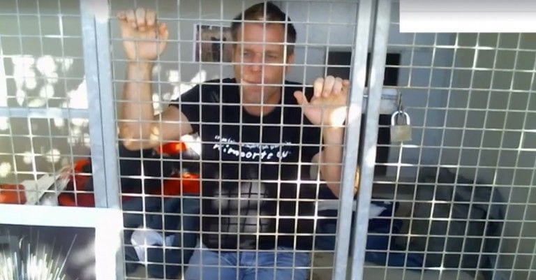 Un hombre se encierra en una perrera hasta que todos los animales sean adoptados