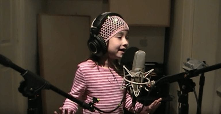 No dirías que esta niña tiene 7 años si solo la escucharas cantar, su voz es increíble