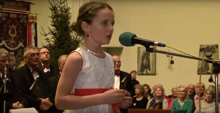 La niña que conseguirá que vuelvas a amar los villancicos