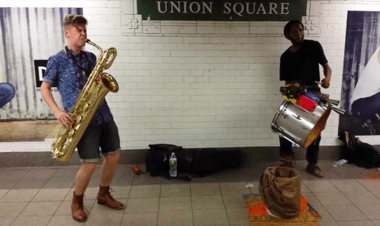 Dos músicos reinventan la música que escuchamos cada día en el metro