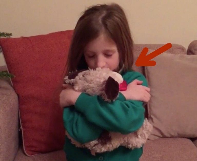 Le quitan su peluche y se lo cambian por algo que no le permite contener las lágrimas