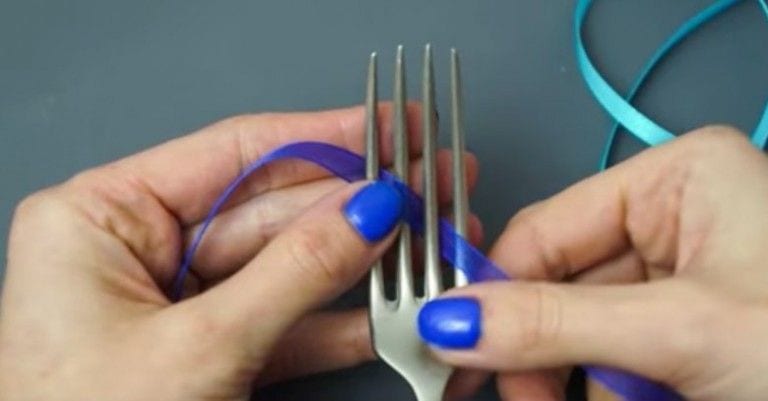 Solo necesitas una cinta y un tenedor para hacer los mejores adornos de tus regalos navideños