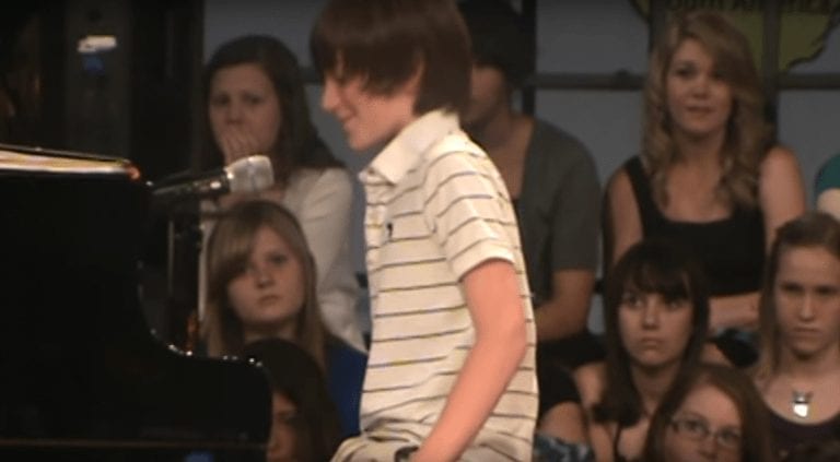 No vas a creer ni a quién se atreve a versionar este jovencito ni lo bien que lo hace