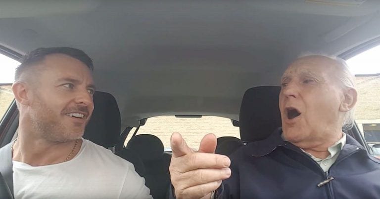 Este hombre con alzheimer cambia completamente cada vez que sube al coche con su hijo