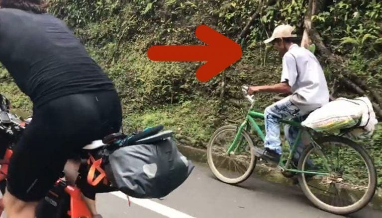 Dos triatletas están haciendo una subida en bicicleta y un campesino de 63 años los deja en ridículo
