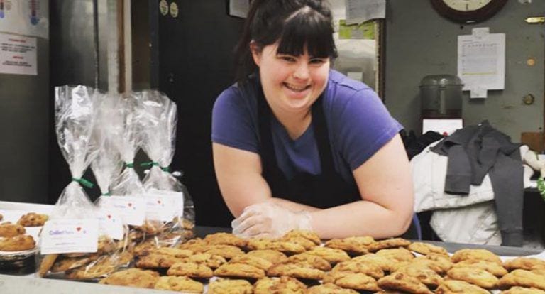 Esta chica abrió su propia panadería después de ser rechazada por tener Síndrome de Down