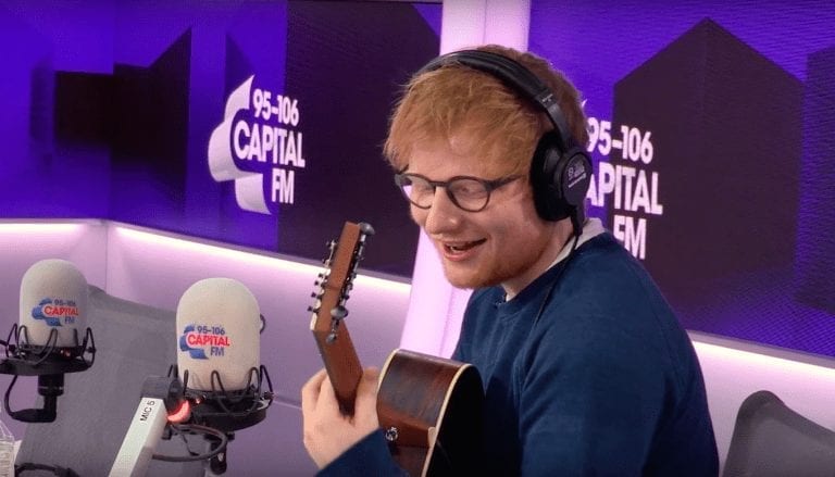 Le piden a este famoso cantante la canción más inesperada y la toca de manera increíble