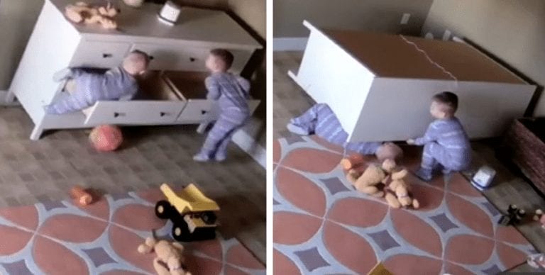 Después de que se les caiga un mueble encima, salva la vida de su hermano de 2 años de una forma increíble