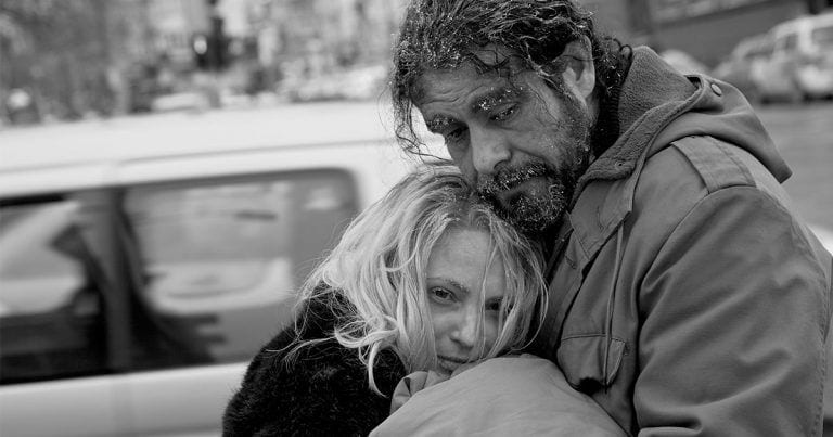 Miles de sin techo deben abandonar a sus familias si quieren dormir en un albergue