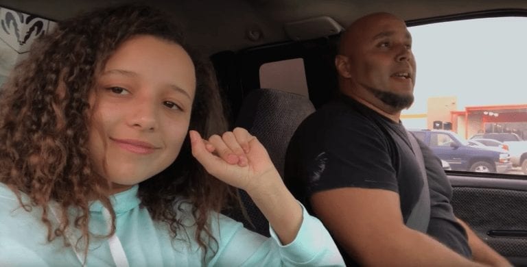Un padre y su hija se graban cantando en el coche y dejan a todo el mundo con la boca abierta