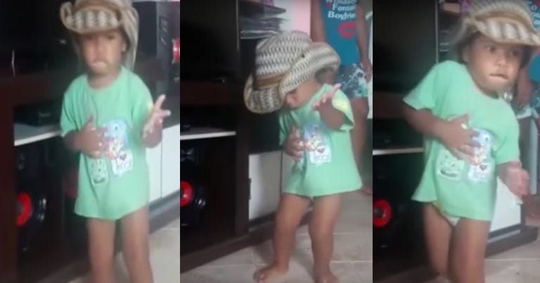Este chiquillo va a hacer que sientas vergüenza cuando veas cómo se mueve