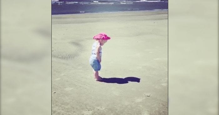 bebe descubre sombra