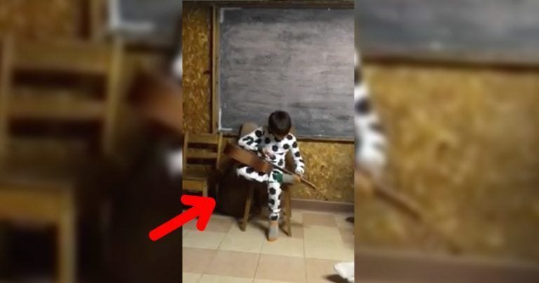Es ciego y toca así la guitarra