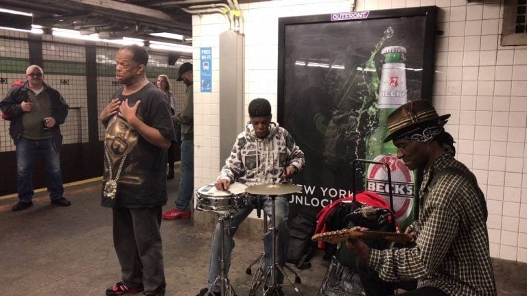Hace muy poco, tocaba en el metro.