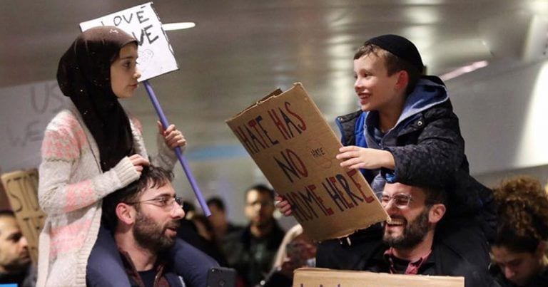 Dos niños y dos religiones unidos en una imagen que da de qué hablar