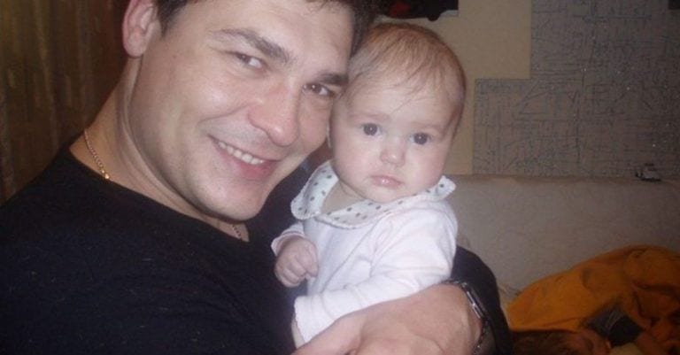 A pesar de que los médicos le insistieron, este padre no desistió y devolvió a su hija a la vida