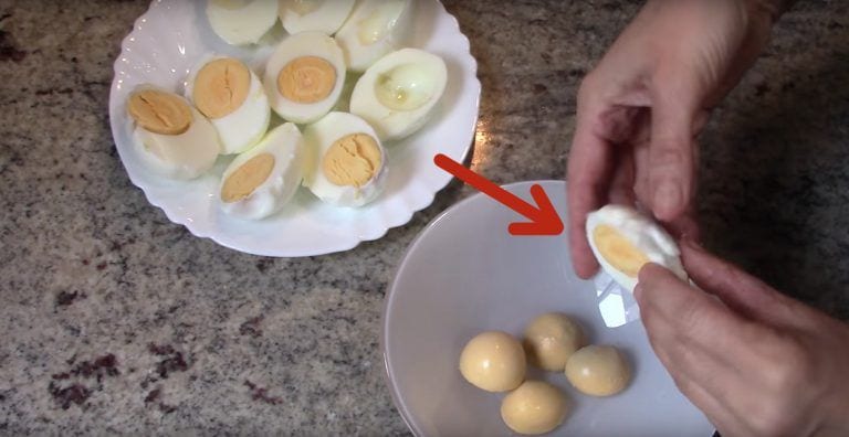 Comienza quitando la yema de los huevos y acaba haciendo un plato exquisito