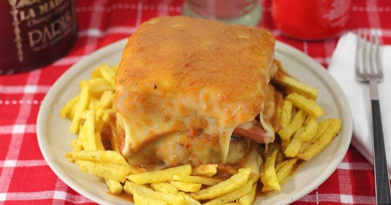 El sándwich «francesinha», sólo apto para gente con gula