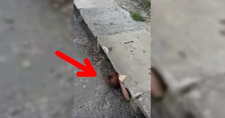 Una chica se mete entera en una alcantarilla