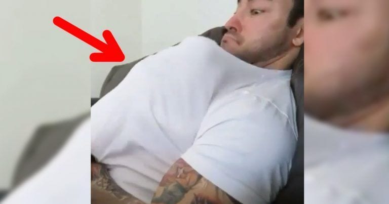 ¿Qué es este bulto bajo su camiseta? Cuando lo veas te partirás de risa