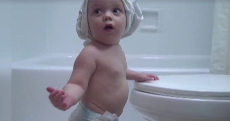 Este pequeño acaba de descubrir la verdad sobre los inodoros y es desternillante