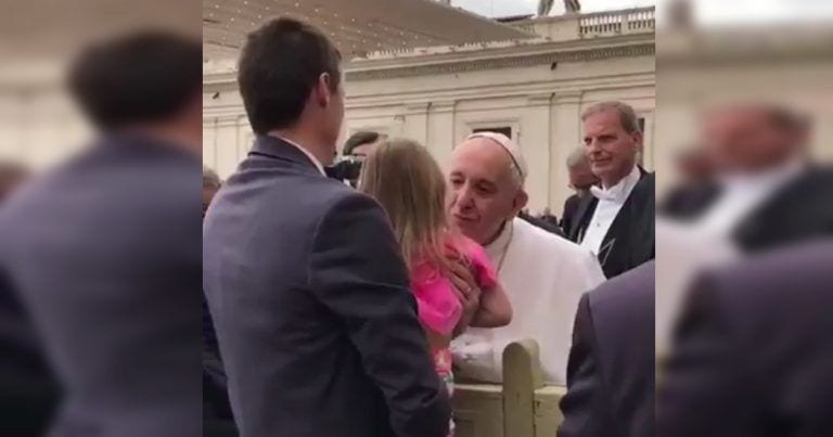 Esta niña se acerca al Papa y no creerás lo que hace