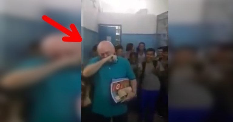 Te emocionarás cuando descubras por qué este anciano se pone a llorar