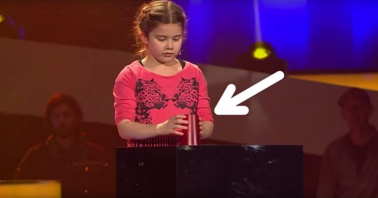 Mira lo que hace esta niña con un simple vaso… y su voz