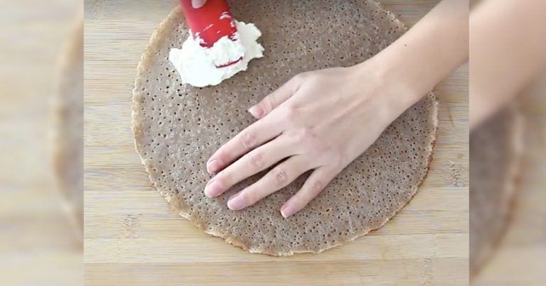Comienza untando queso en un crep y consigue un aperitivo para chuparse los dedos