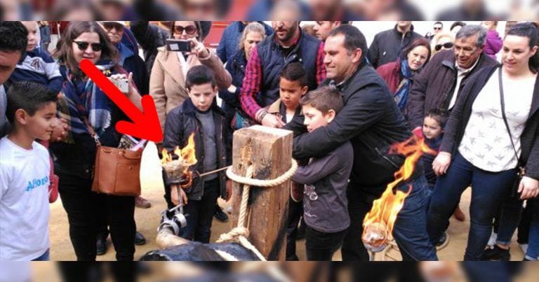 Enseñan a los niños a maltratar a los toros