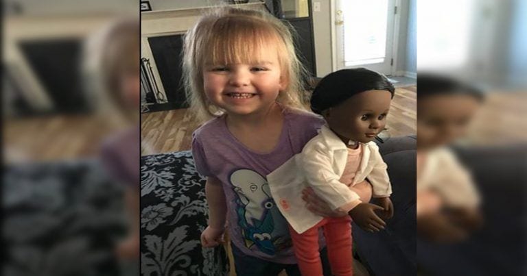 Una niña le da a una dependienta una lección