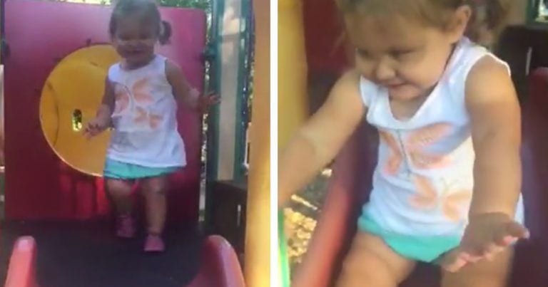 La mayor se lanza por el tobogán y la pequeña se dispone a hacer lo mismo.
