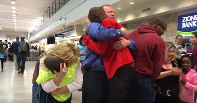 Emocionante reencuentro de dos hermanos con la familia adoptiva