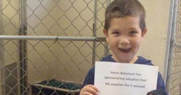 Los niños guardan su poco dinero para chucherías o juguetes, pero Jaxton no.