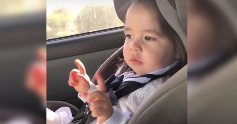 Un espectáculo de gestos y caras escuchando Bruno Mars