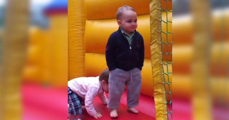 Un «viejoven» en un castillo hinchable