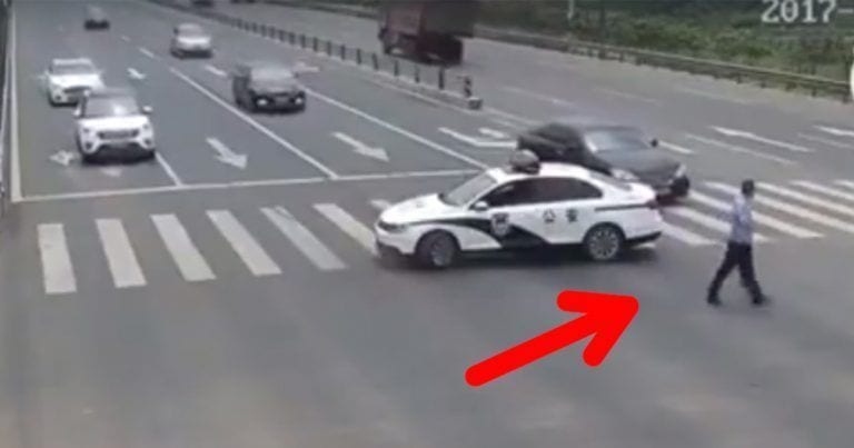 Un policía detiene el coche y baja a ayudar a un anciano