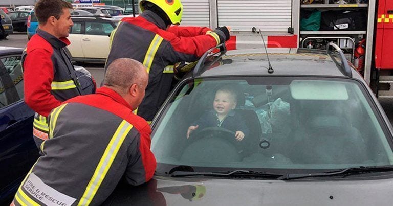 El rescate de un niño de 14 meses que se ríe con los bomberos