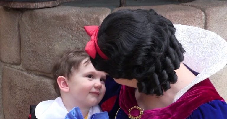 Reacción de un niño autista al conocer a Blancanieves