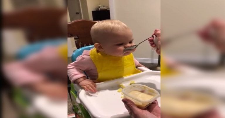 El cambio del biberón a la cuchara, ¡adorable!